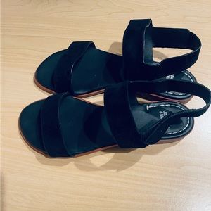 Johnston & Murphy Womens 7.5 black suede sandal